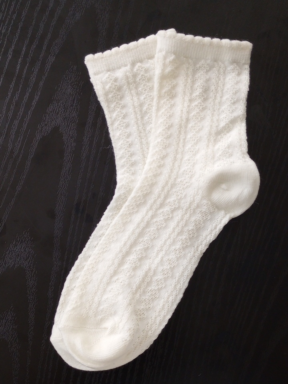 Creamy White Cable Knit Scallop Cuff Ankle Socks